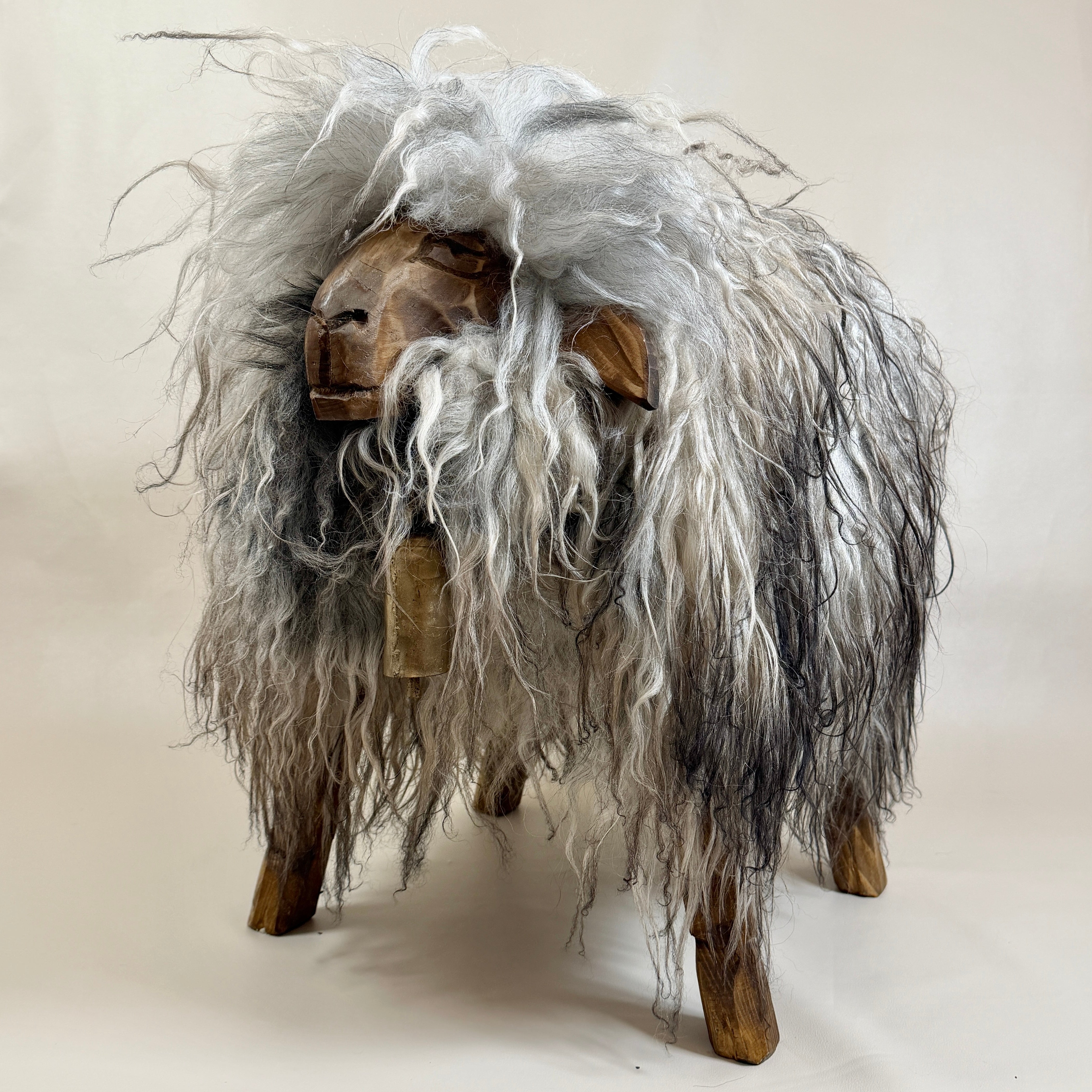 Schafhocker absolutes Einzelstück »Olivia« das wilde Madl greige Locki