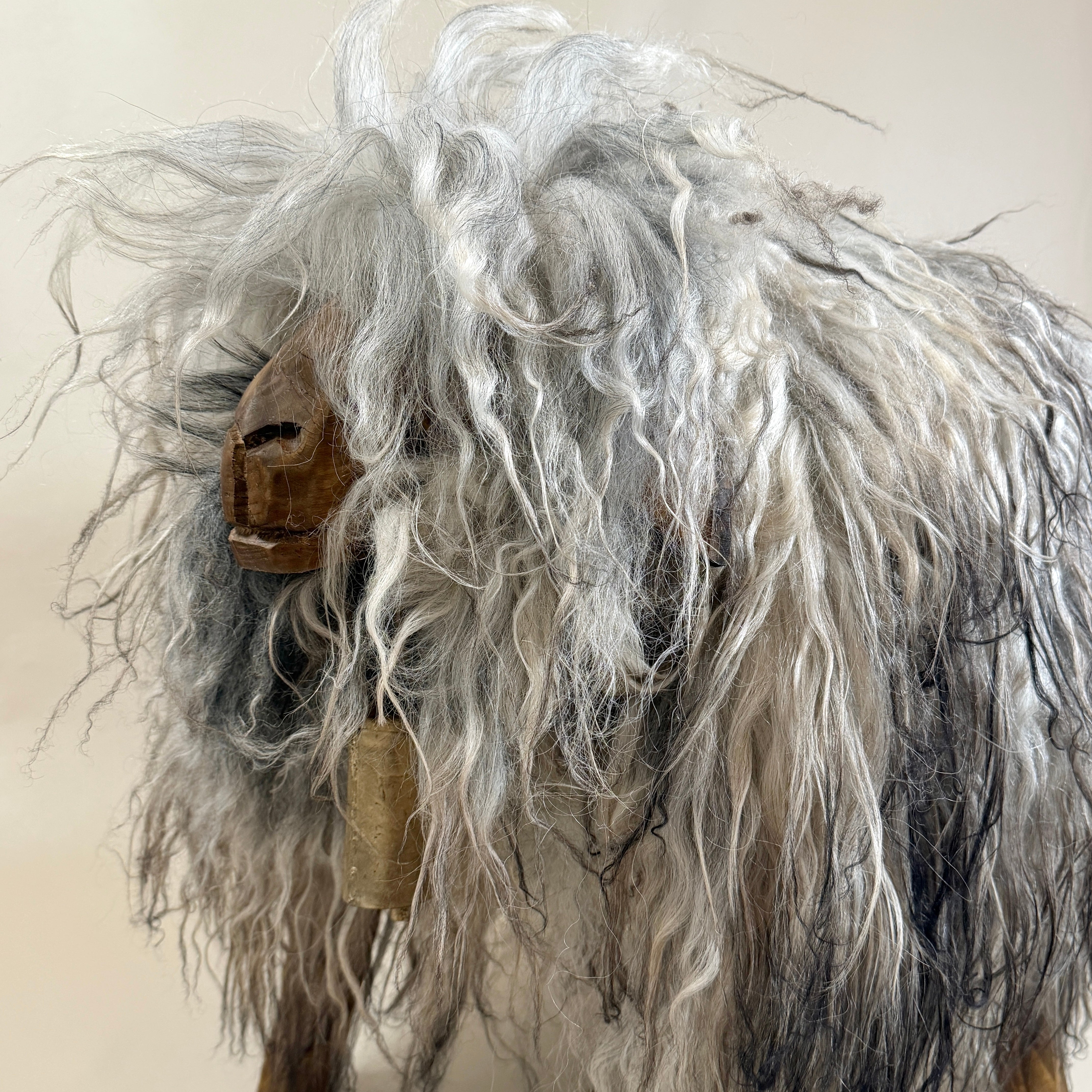 Schafhocker absolutes Einzelstück »Olivia« das wilde Madl greige Locki