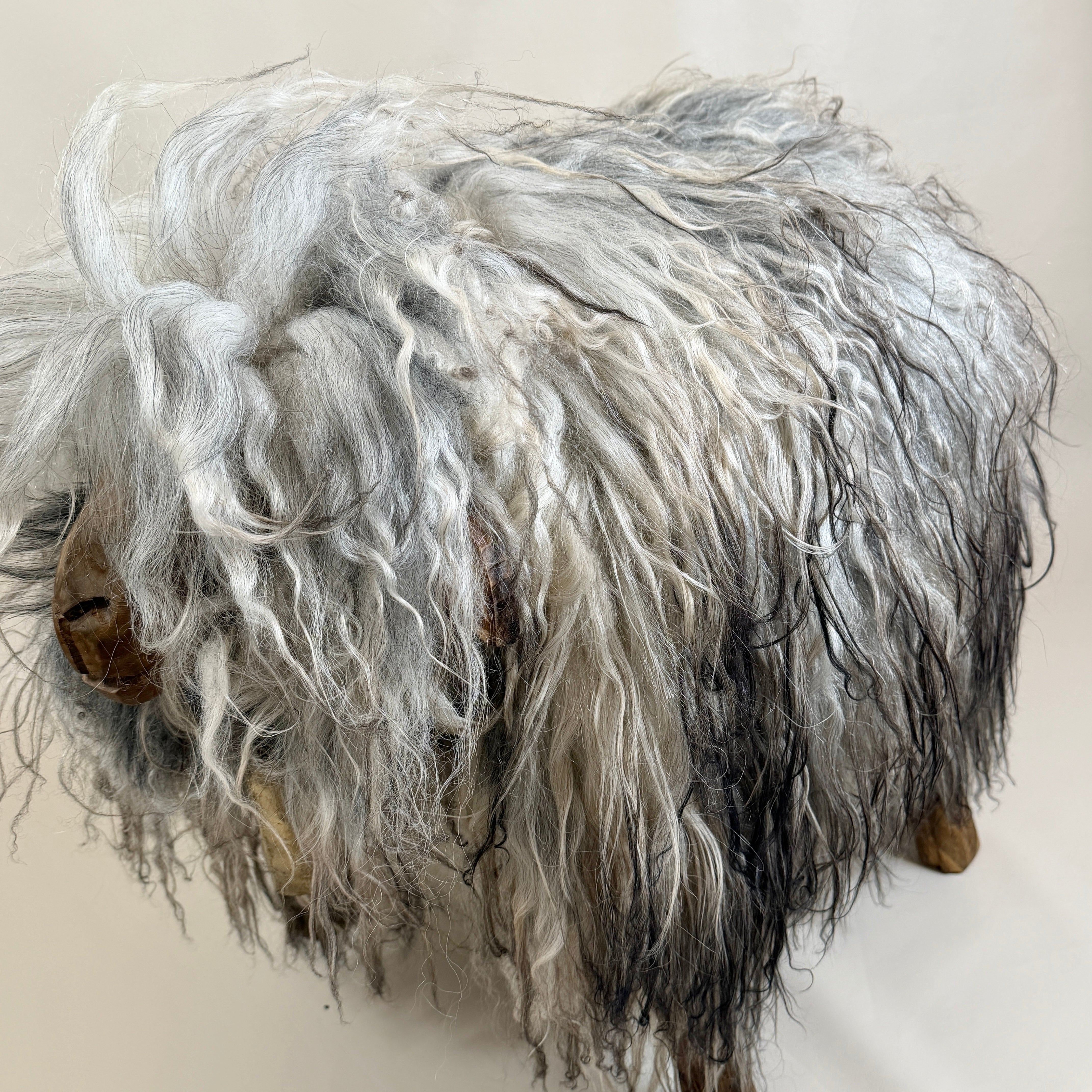 Schafhocker absolutes Einzelstück »Olivia« das wilde Madl greige Locki
