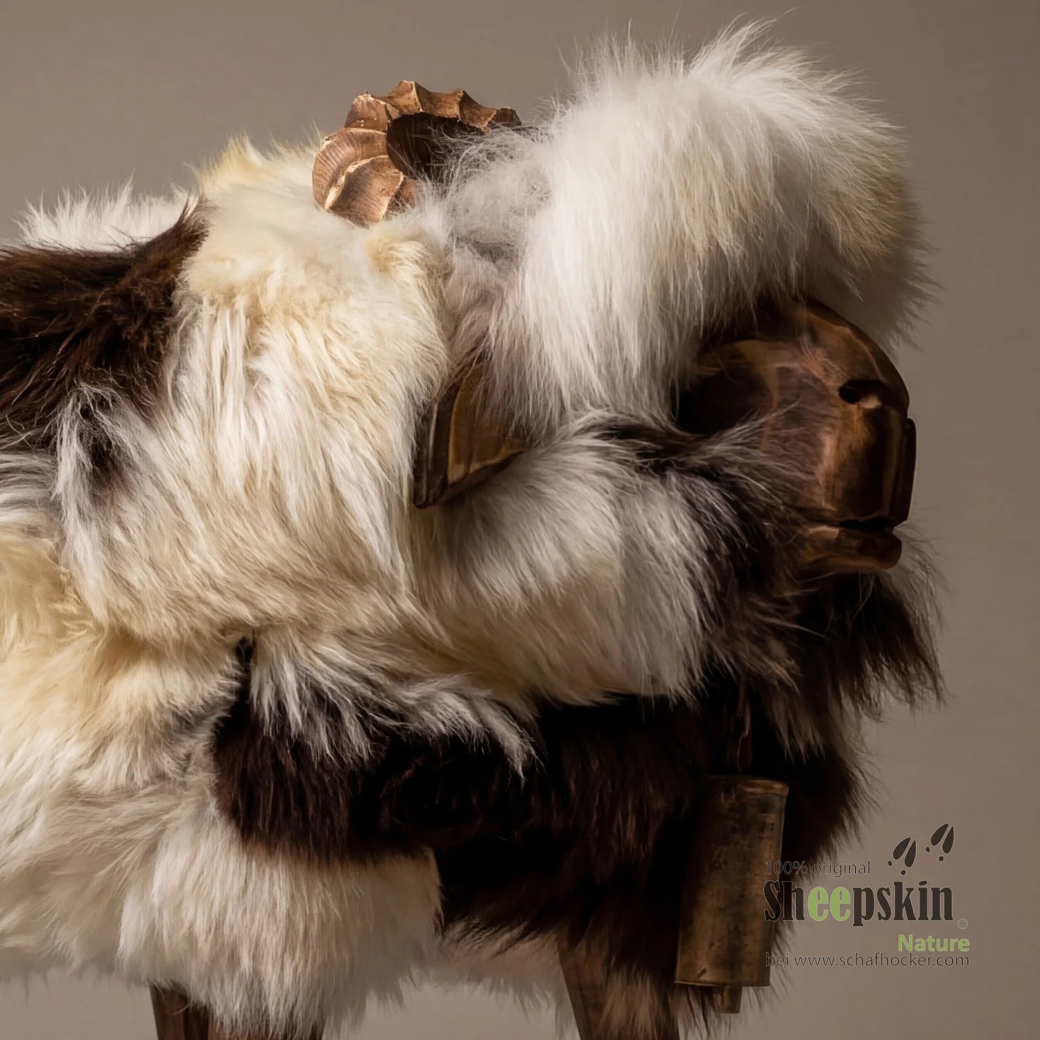 absolutes Einzelstück Schafhocker Bua »Lennart« Designer