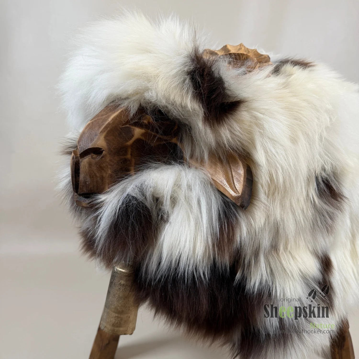 absolutes Einzelstück Schafhocker Bua »Lennart« Designer