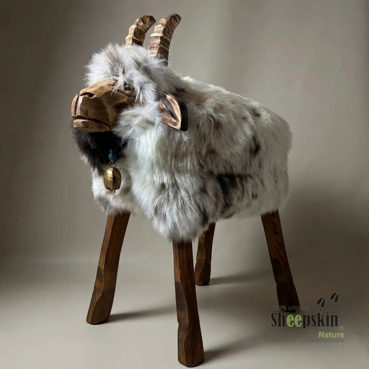 absolutes Einzelstück Schafhocker Ziege »Shaggy« Designer