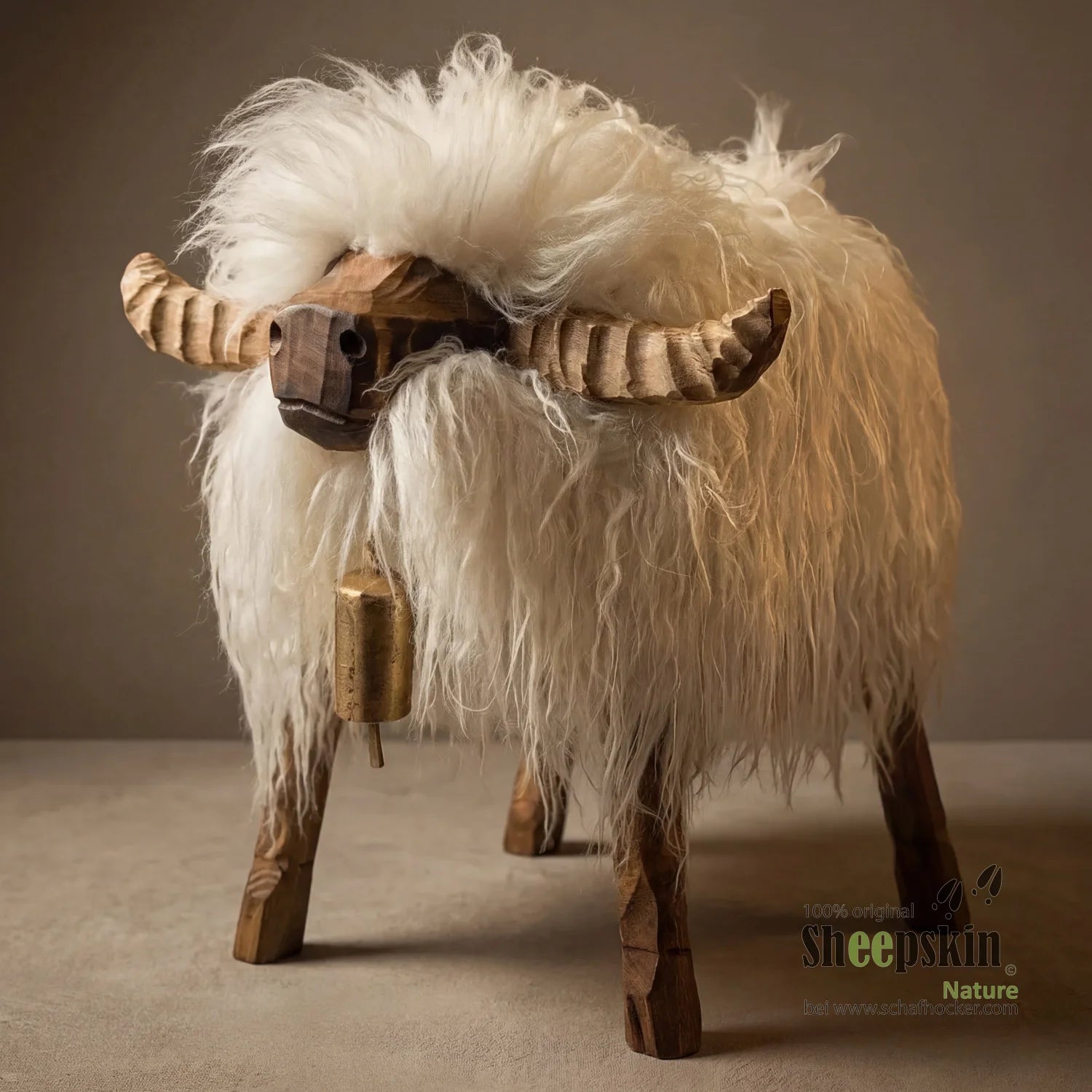 Sheepskin Nature Bully Rind Stier Thilo Hocker Handarbeit weißes Lockifell lange Haare