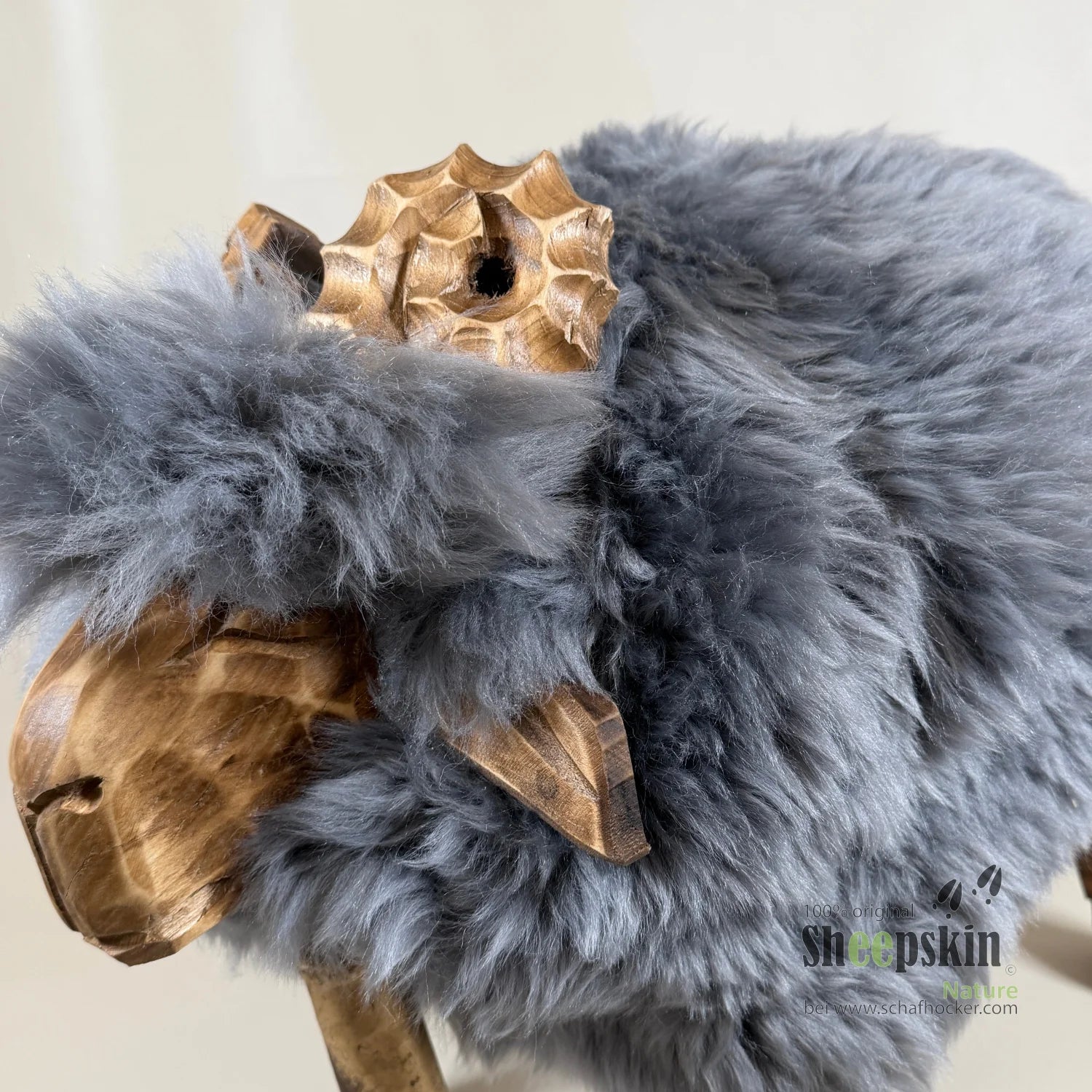 Schafhocker Klaus der freche Bua silbergrau Hocker Designer