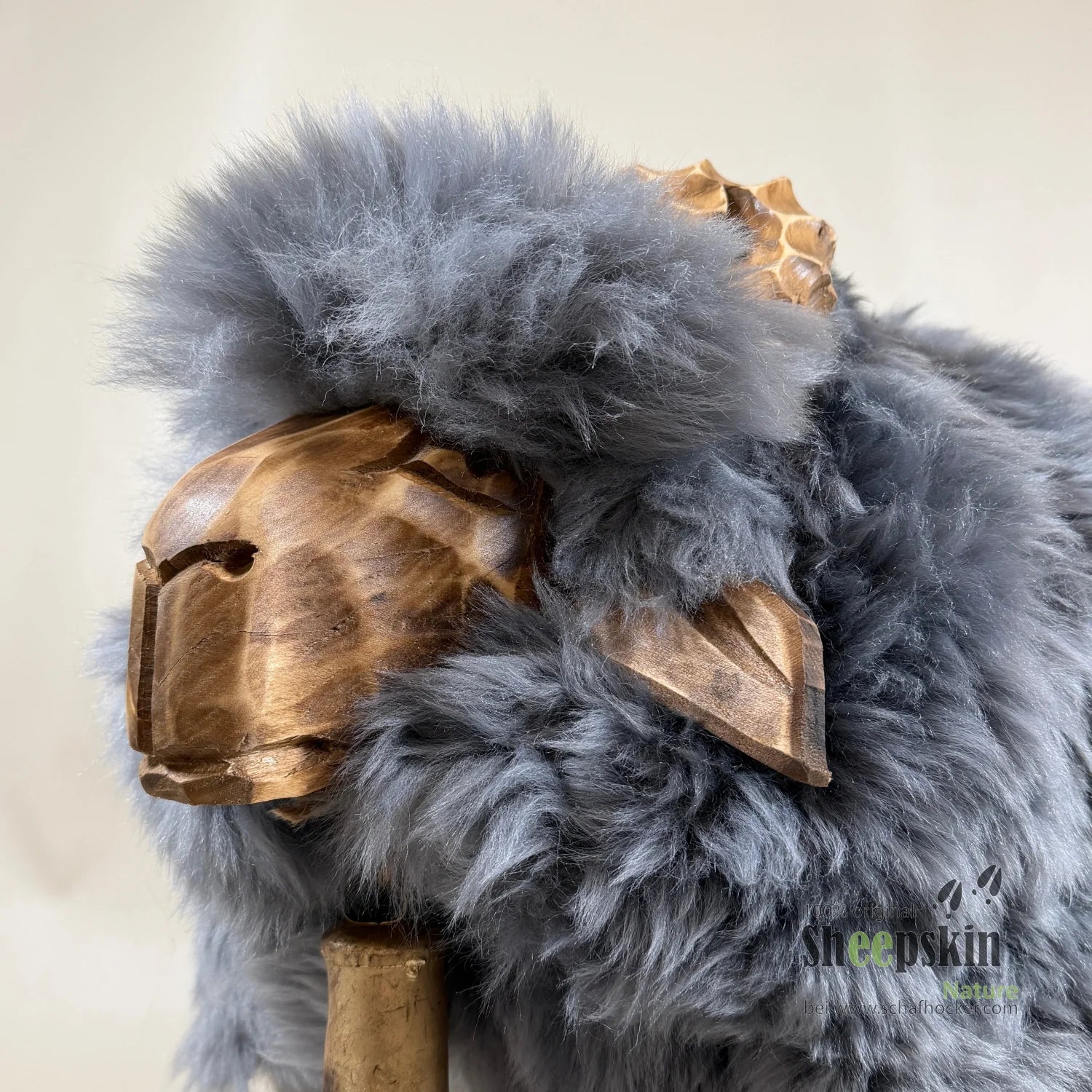 Schafhocker Klaus der freche Bua silbergrau Hocker Designer