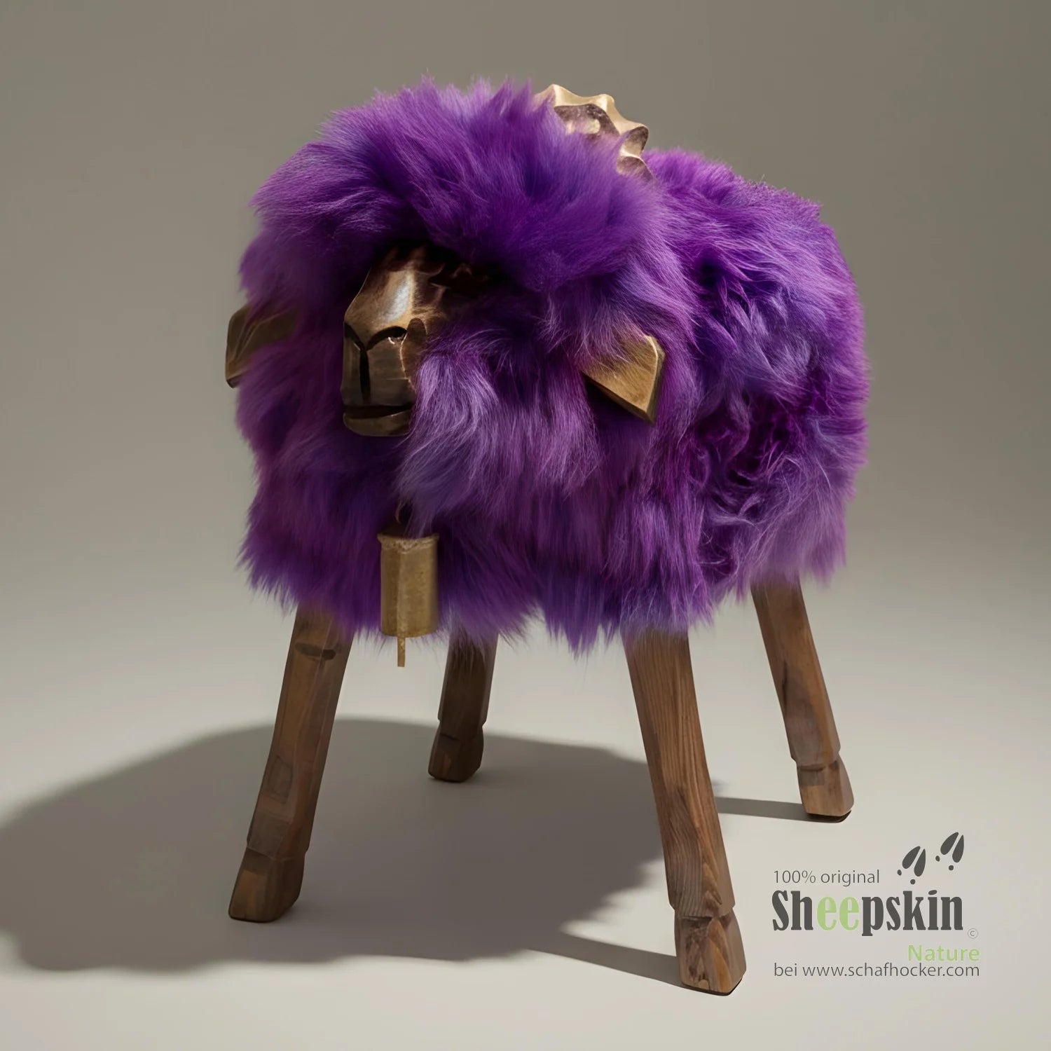 Schafhocker mit kleinen Hörnern männlich in Fellfarbe lila