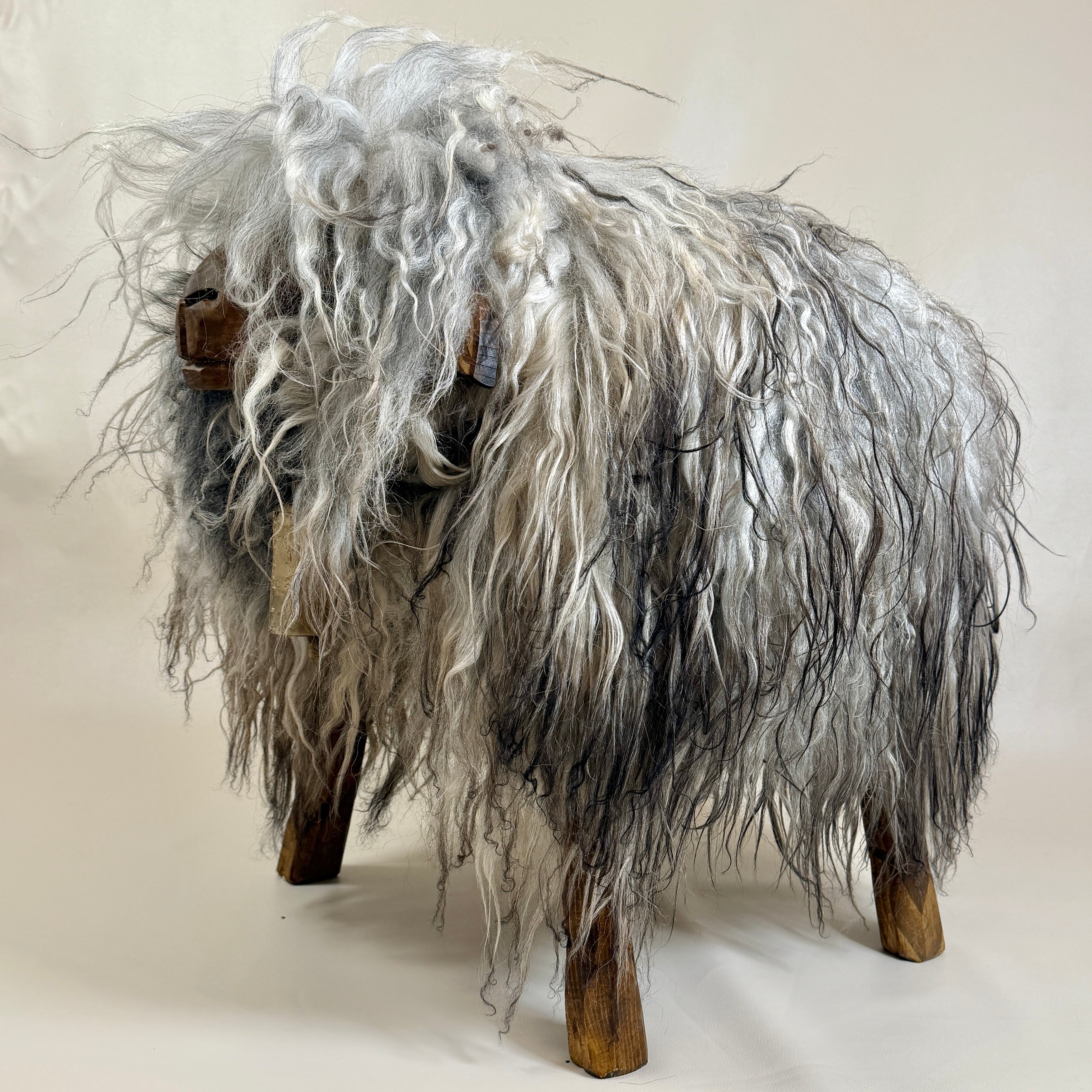 Schafhocker absolutes Einzelstück »Olivia« das wilde Madl greige Locki
