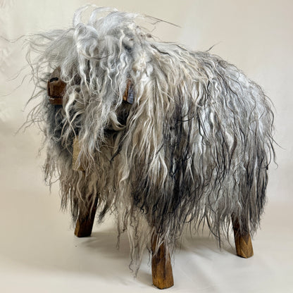 Schafhocker absolutes Einzelstück »Olivia« das wilde Madl greige Locki