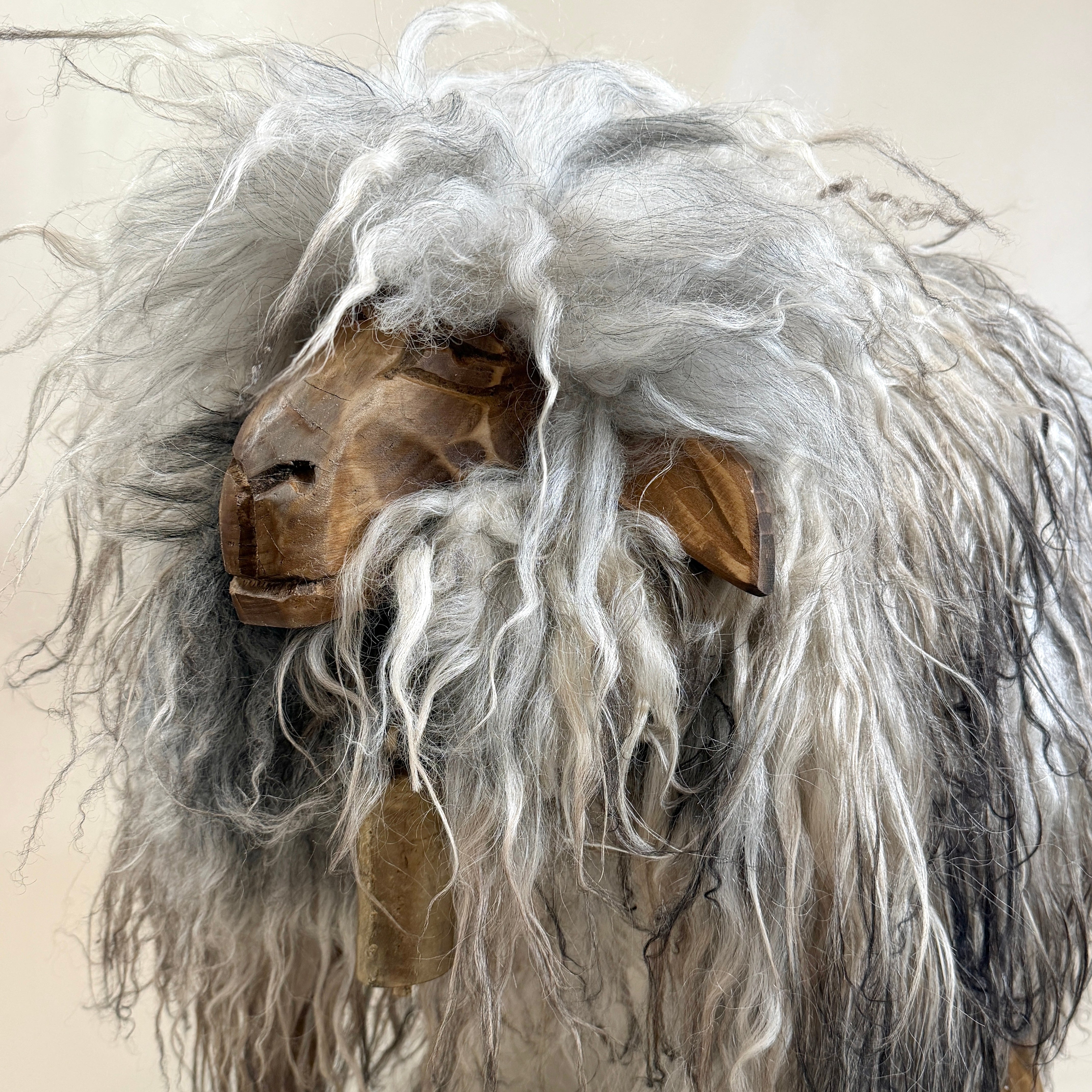 Schafhocker absolutes Einzelstück »Olivia« das wilde Madl greige Locki