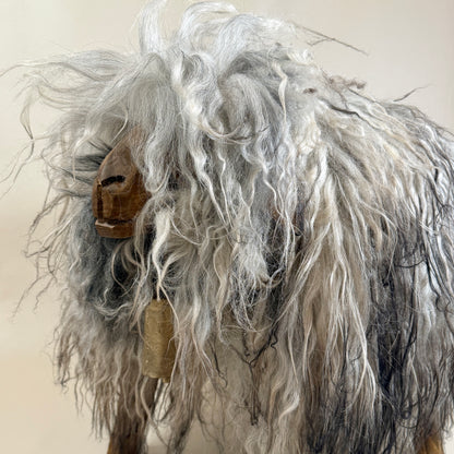 Schafhocker absolutes Einzelstück »Olivia« das wilde Madl greige Locki