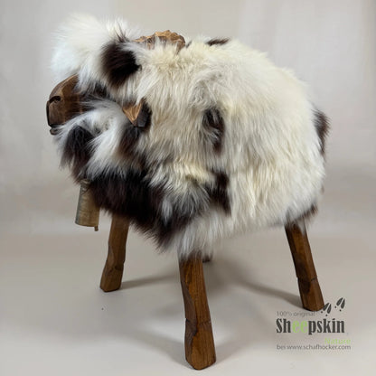 absolutes Einzelstück Schafhocker Bua »Lennart« Designer