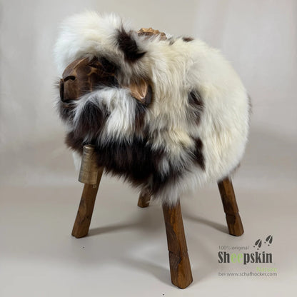 absolutes Einzelstück Schafhocker Bua »Lennart« Designer