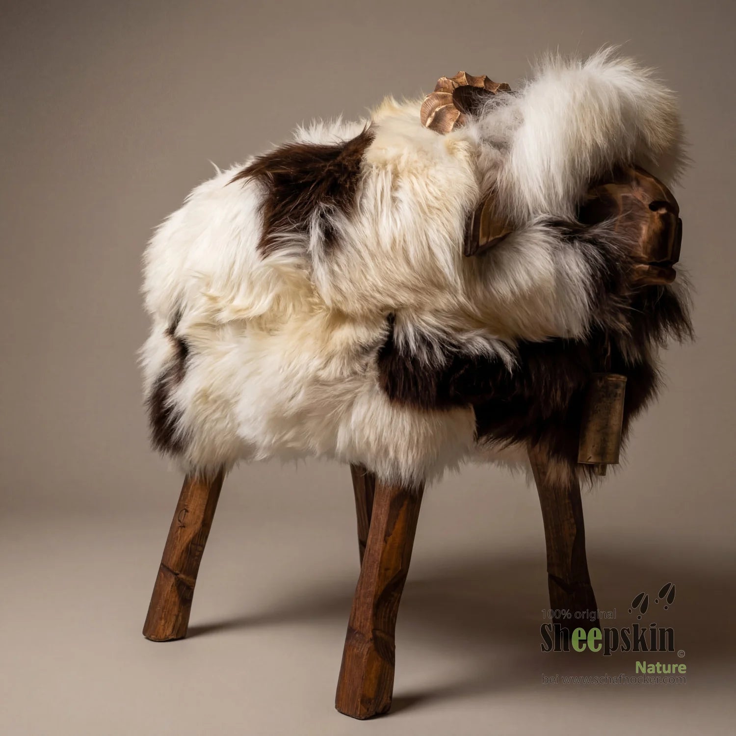 absolutes Einzelstück Schafhocker Bua »Lennart« Designer