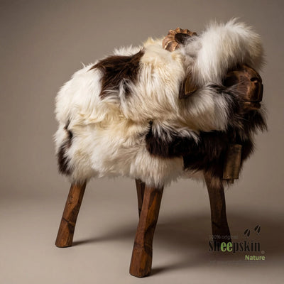 absolutes Einzelstück Schafhocker Bua »Lennart« Designer