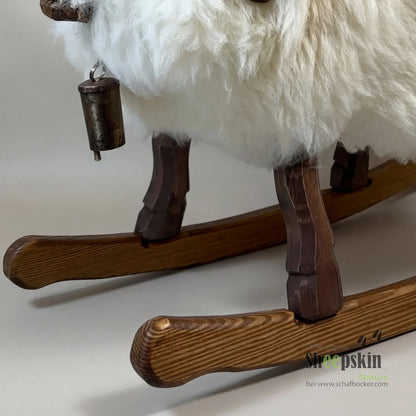 »Ernie« das Schaukelschaf Widder Schaukelpferd eisbärweiß