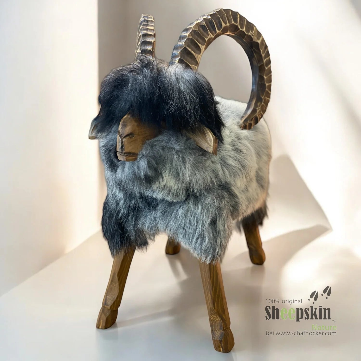 Premium Design Tierhocker ➤ Schafhocker 𓃵 Rocky der Steinbock grau schwarz limited Schafhocker Steinbock