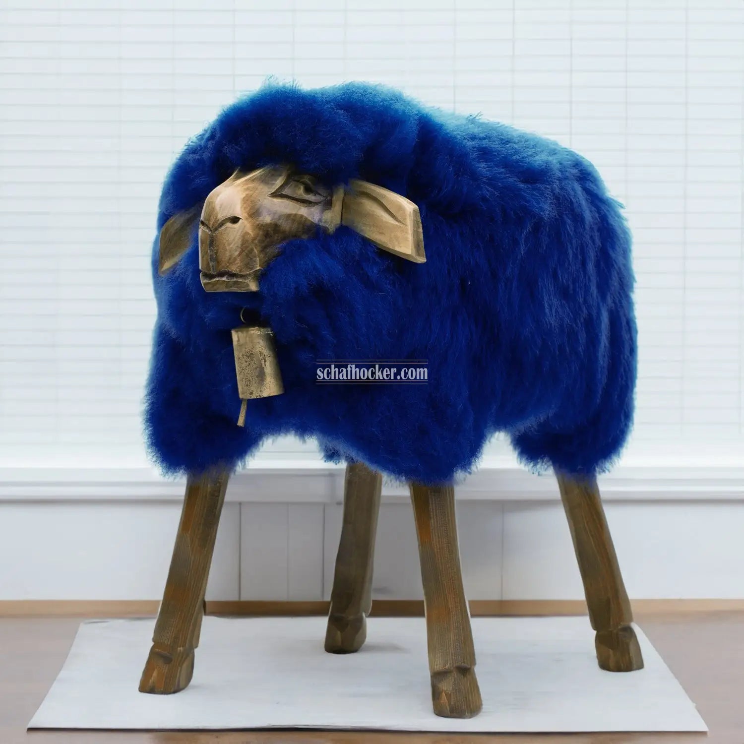 Schafhocker ’Emma das royale Madl’ royalblau Designer