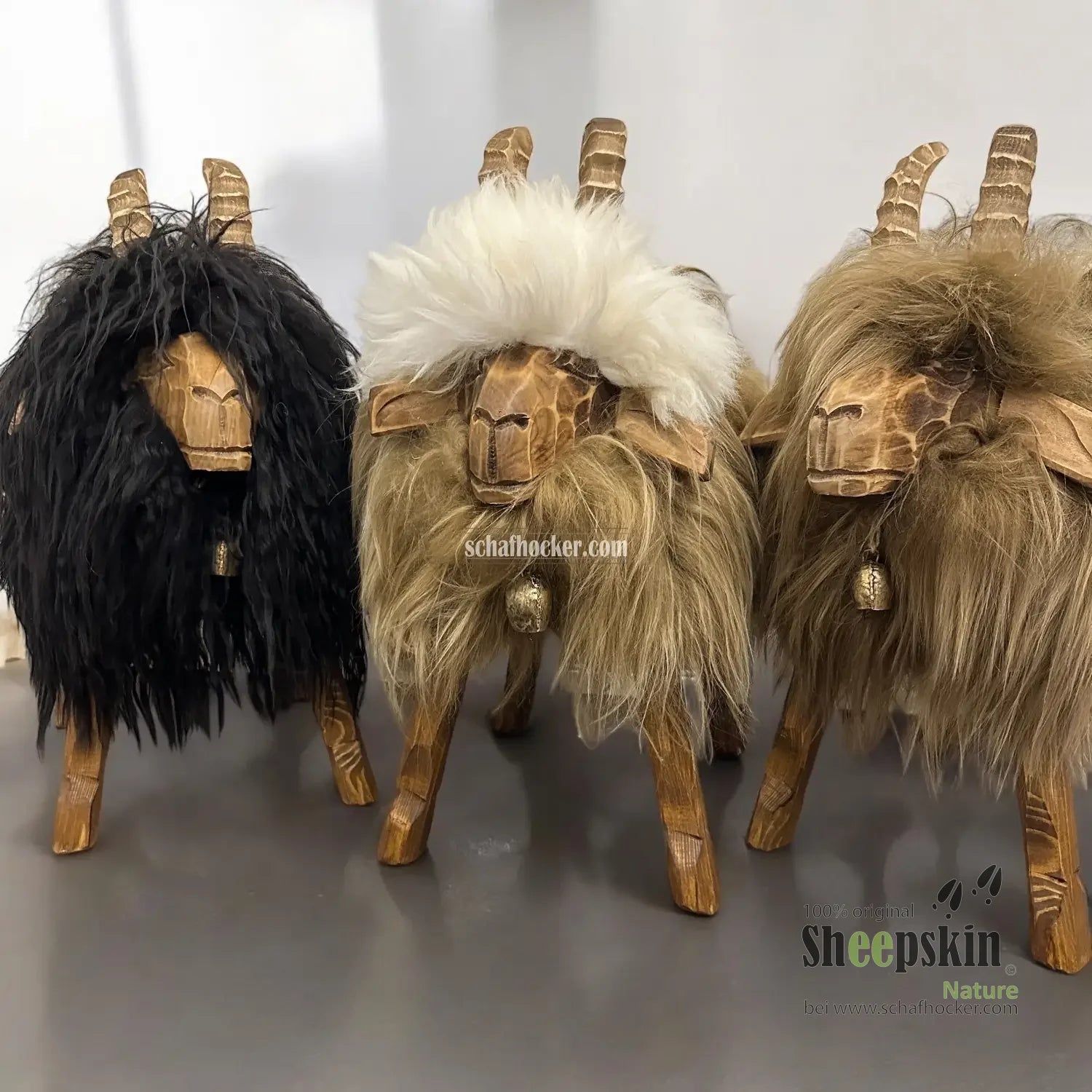 Premium Design Tierhocker ➤ Schafhocker 𓃶 ’Zenzi die freche Ziege’ Locki schwarz Schafhocker Ziege