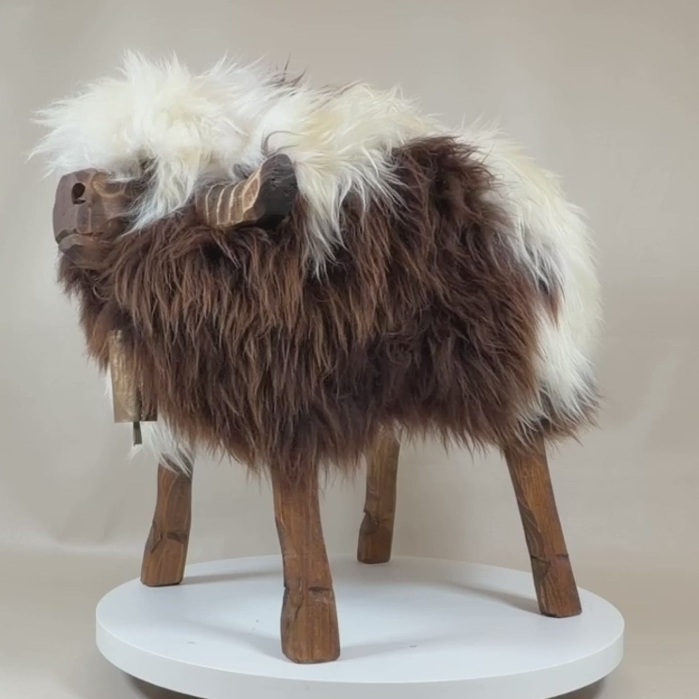 Video laden: Premium Design Tierhocker Bully »Milkyway« Hochlandrind- Kuh- Stierhocker