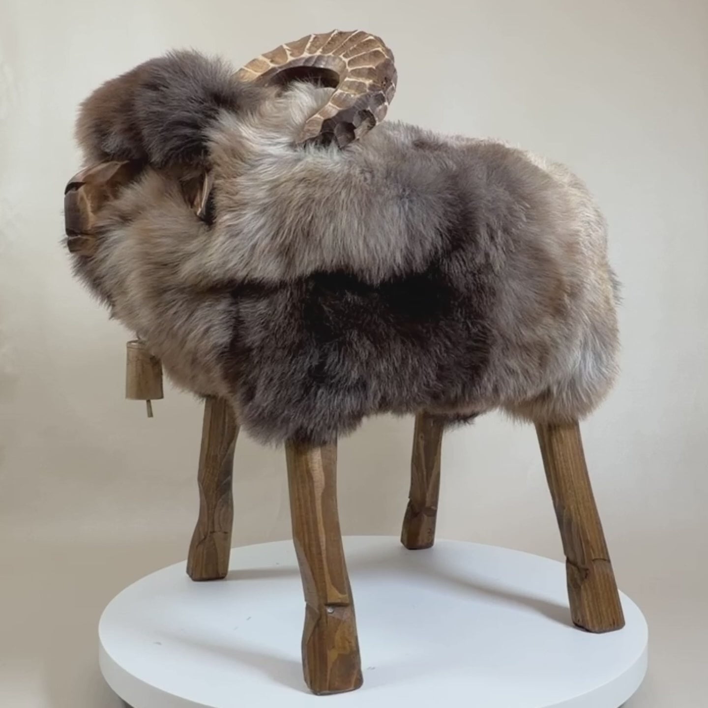 Video laden: Premium Design Schafhocker Mufflon »Roy« limited Tierhocker