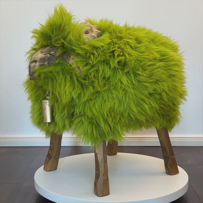 Lammasjakkara ➳ Mimi röyhkeä tyttö ➳ absintinvihreä jakkara suunnittelija eläinjakkara lammas