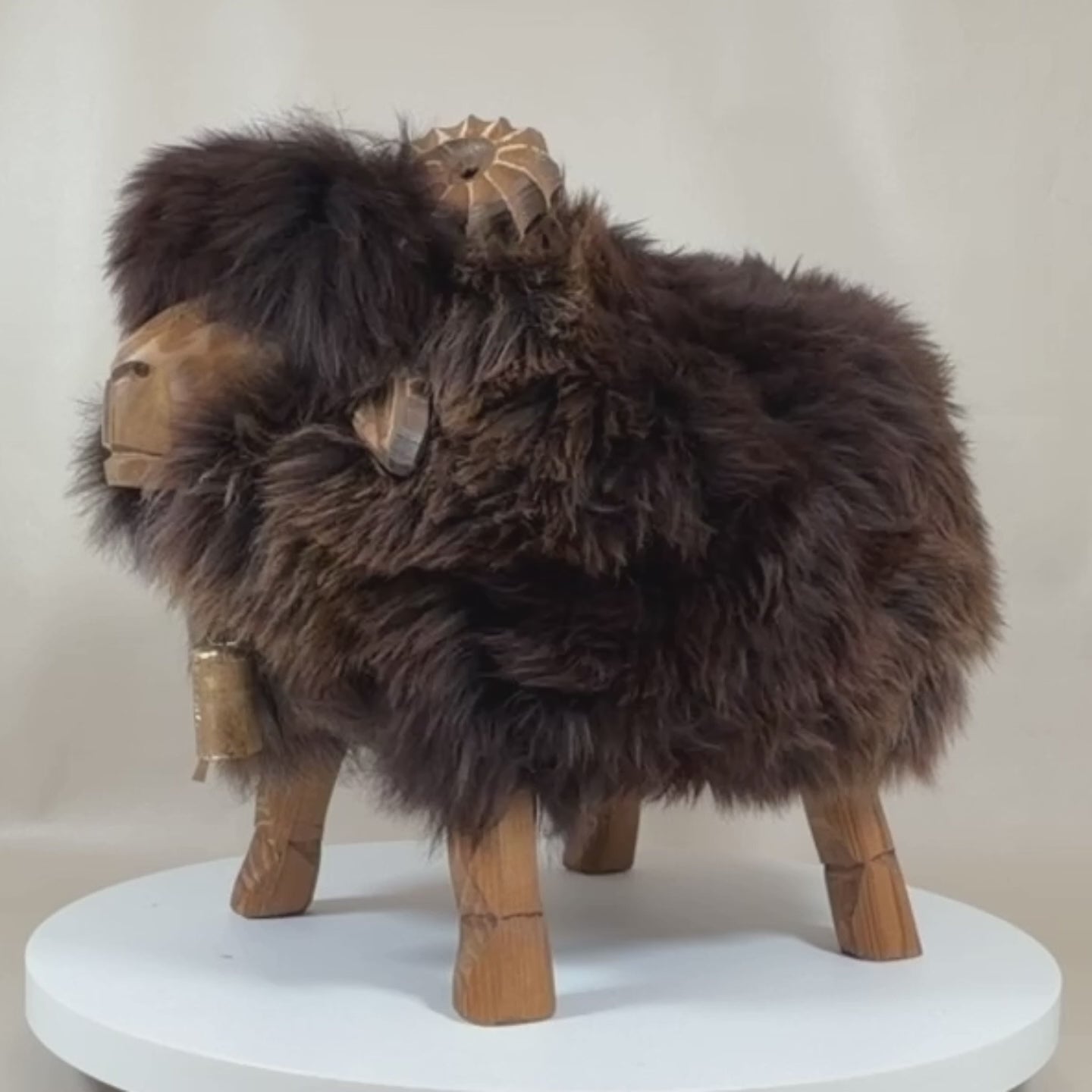 Video laden: Premium Design Tierhocker Schafhocker Kinder »Maxl« der wilde Bua braun