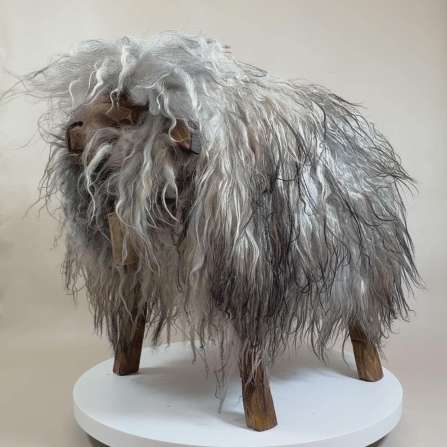 Video laden: Schafhocker absolutes Einzelstück »Olivia« das wilde Madl greige Locki