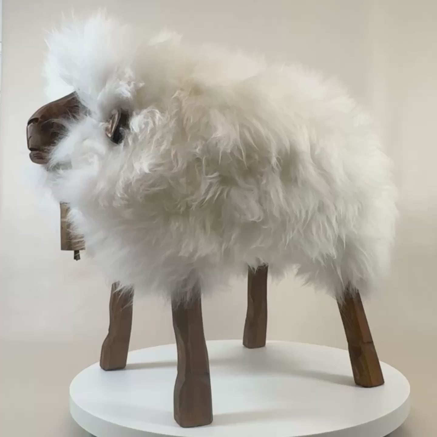 Video laden: Premium Schafhocker »Helga« das freche Madl Eisbär weiß