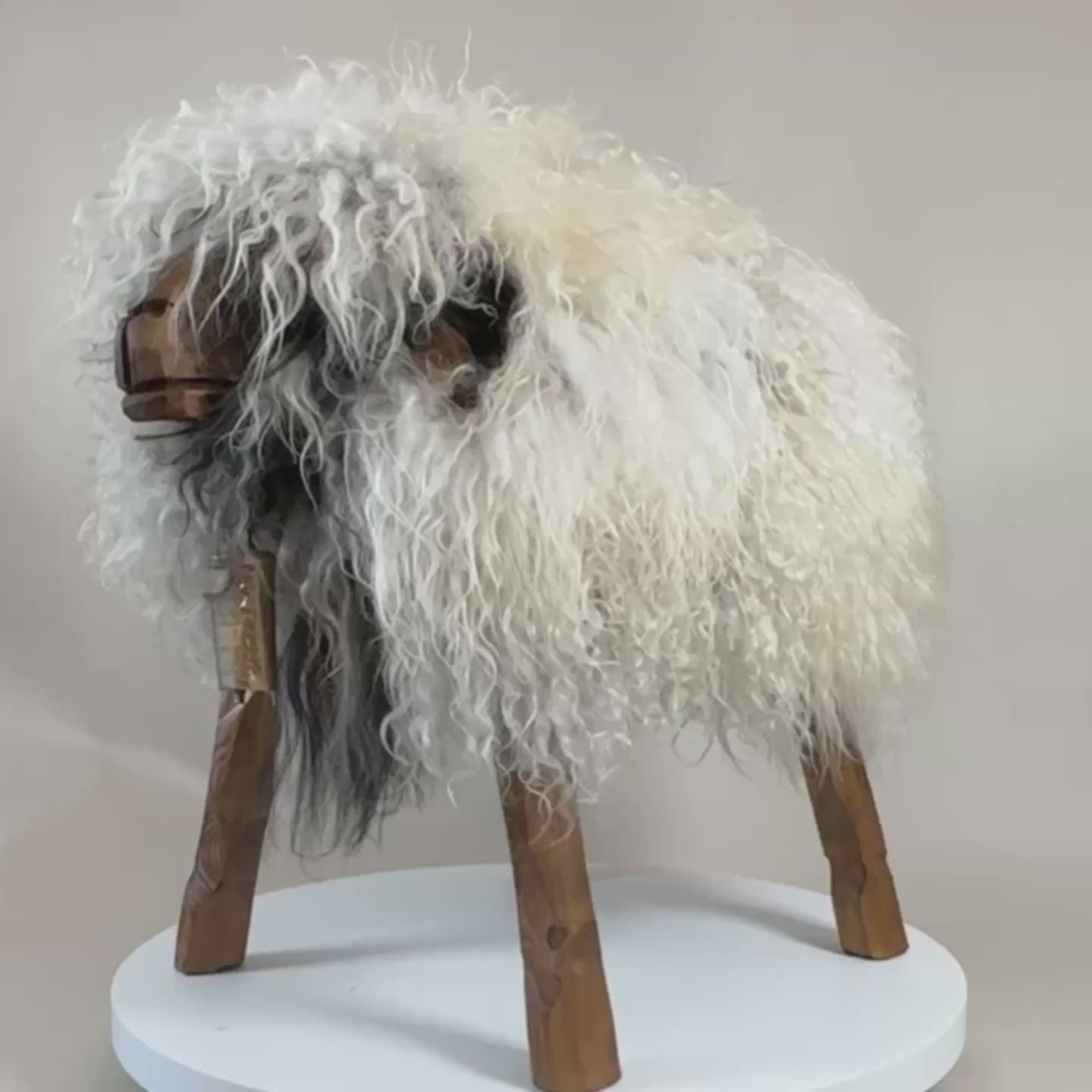 Schafhocker absolutes Einzelstück »Jasmin« das wilde Madl greige Locki