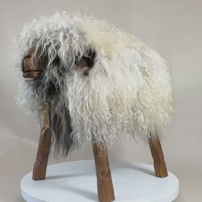 Tabouret mouton pièce absolument unique « Jasmin » la fille sauvage grège Locki