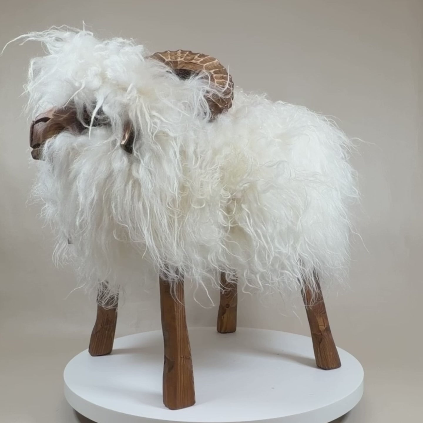 Video laden: Premium Design Tierhocker Schafhocker »Gino« das Mufflon Locki weiß