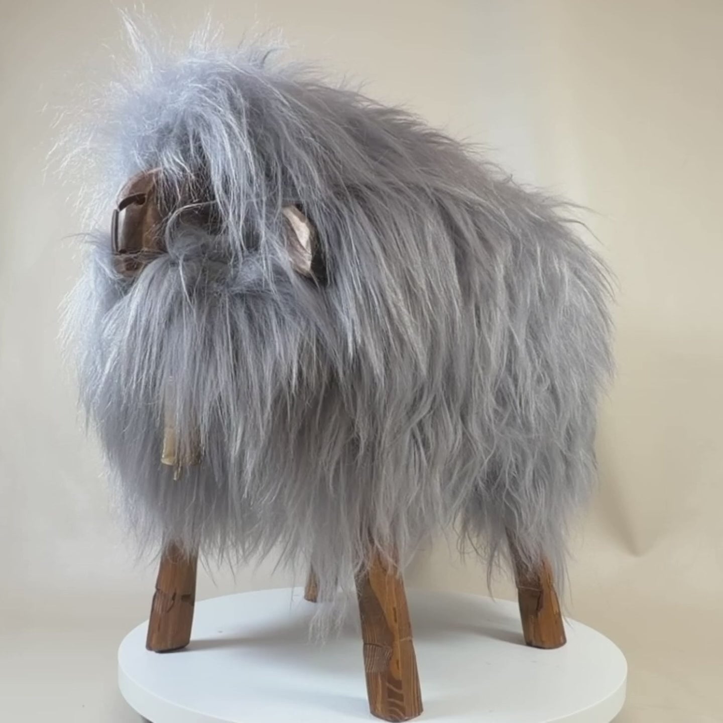 Video laden: Premium Design Tierhocker Schafhocker »Hilde« das wilde Madl silbergrau