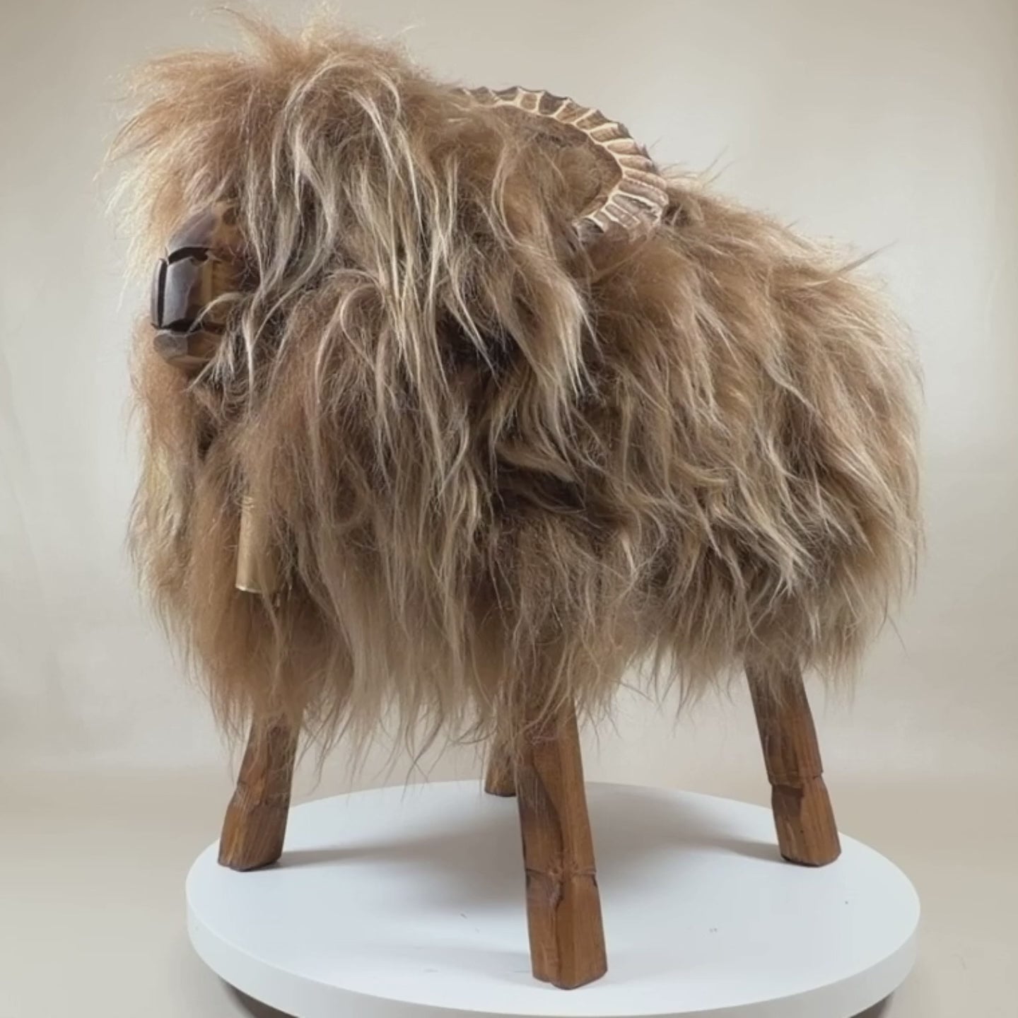Video laden: Premium Design Schafhocker Mufflon »Antonio« Designer Tierhocker