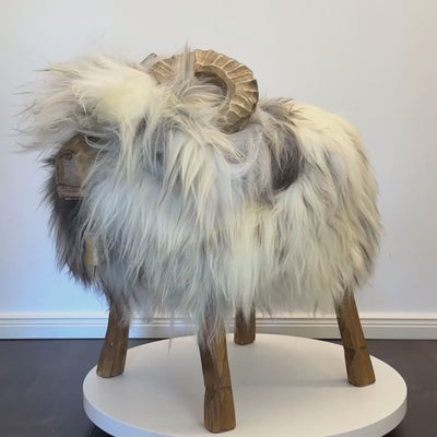 absolutes Einzelstück Schafhocker Mufflon »Richie« Designer Hocker