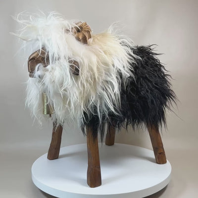 Schafhocker absolutes Einzelstück »Jogi« der wilde Bua weiß schwarz Locki Widder