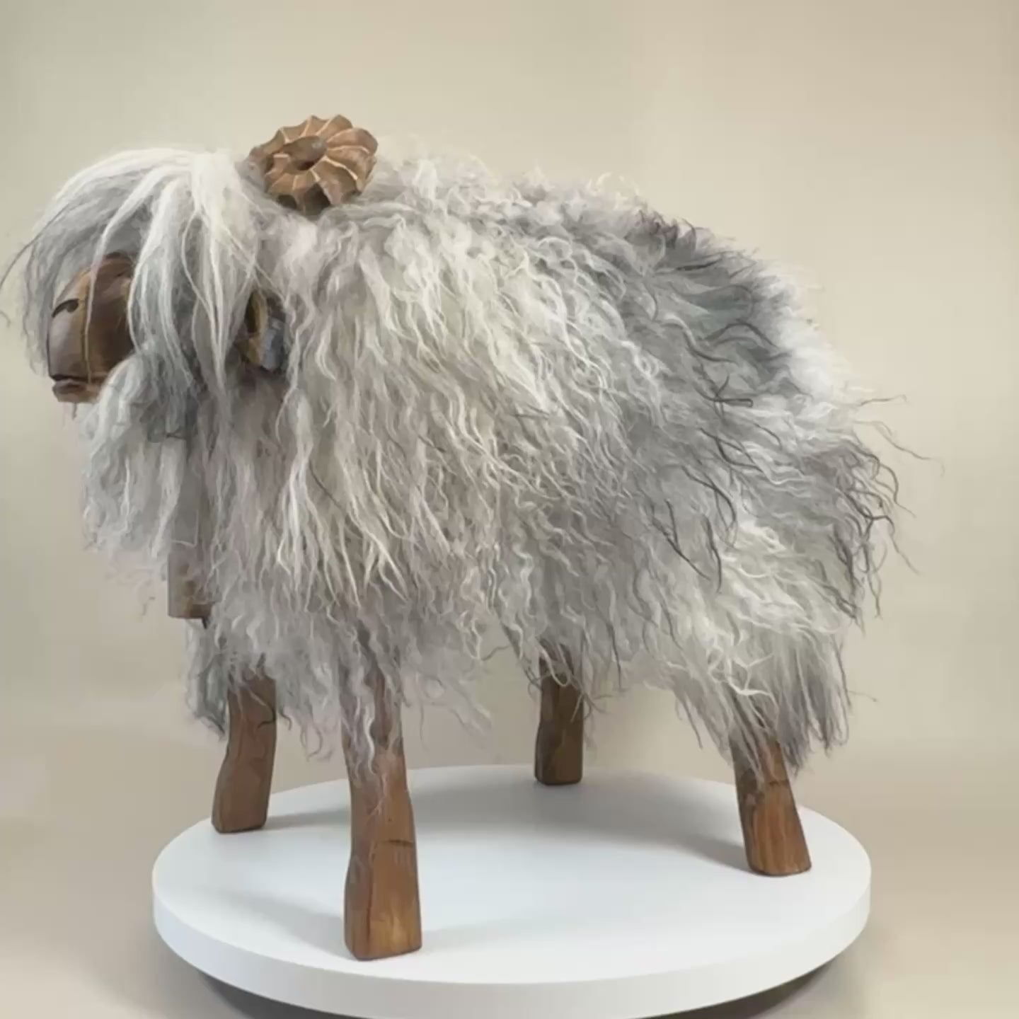 Schafhocker absolutes Einzelstück Bua »Jasper« der Zweite greige Locki Widder