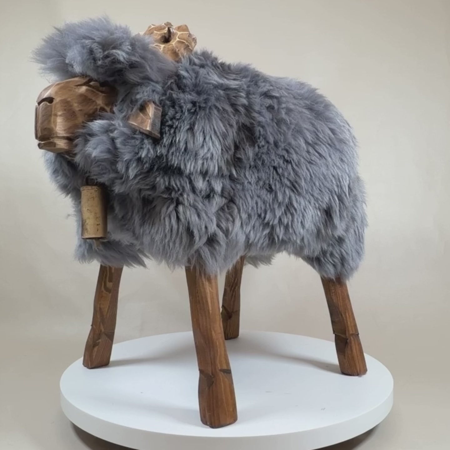 Video laden: Schafhocker »Klaus« der freche Bua grau Designer Tierhocker Widder