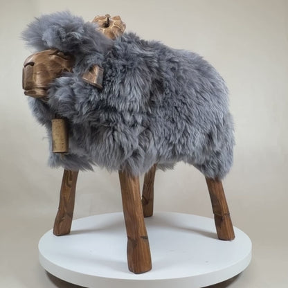 Banqueta de ovelha »Klaus« o atrevido banquinho animal de designer cinza Bua Áries