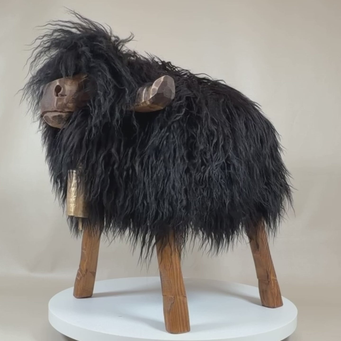 Video laden: Premium Design Tierhocker »Bully« Hochlandrind- Kuh- Stierhocker Locki schwarz