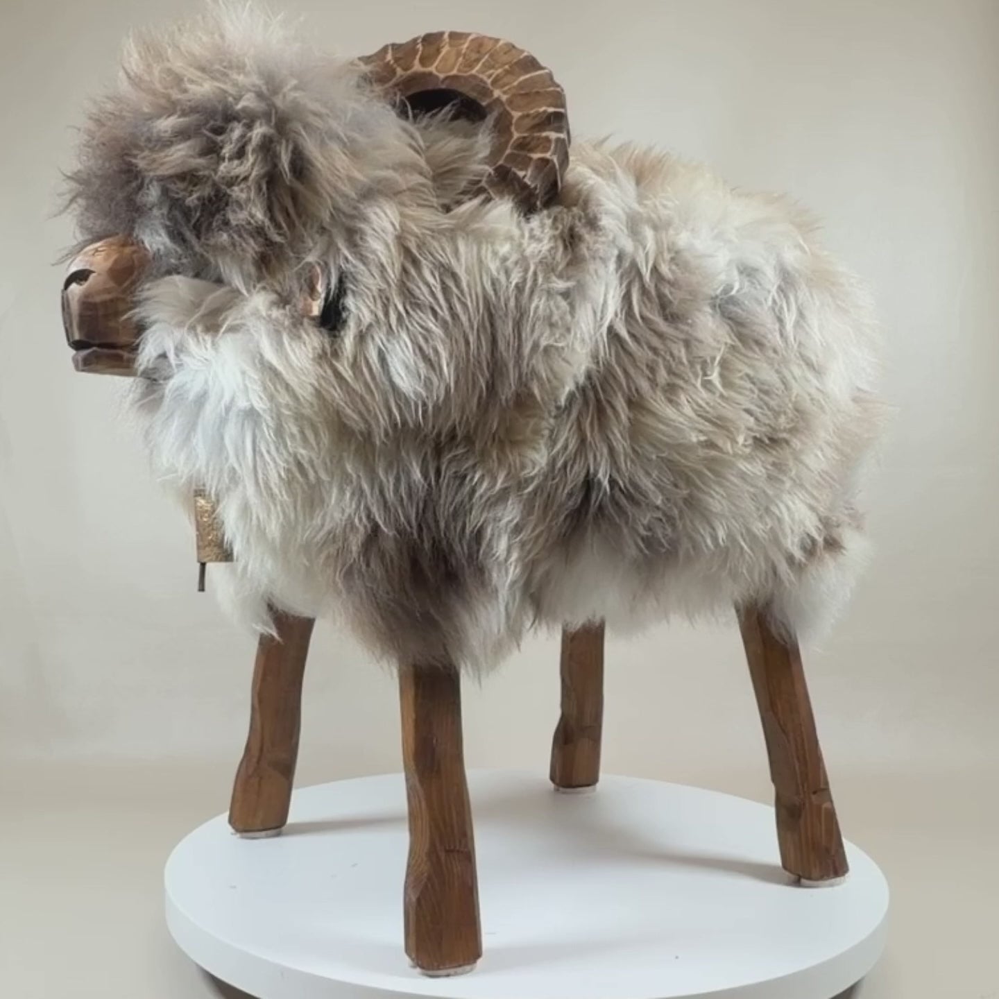 Video laden: Premium Design Schafhocker Mufflon »Elduin« Designer Tierhocker