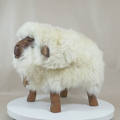 Fåreskammel børneskammel Madl "Larissa" den elegante isbjørn hvid