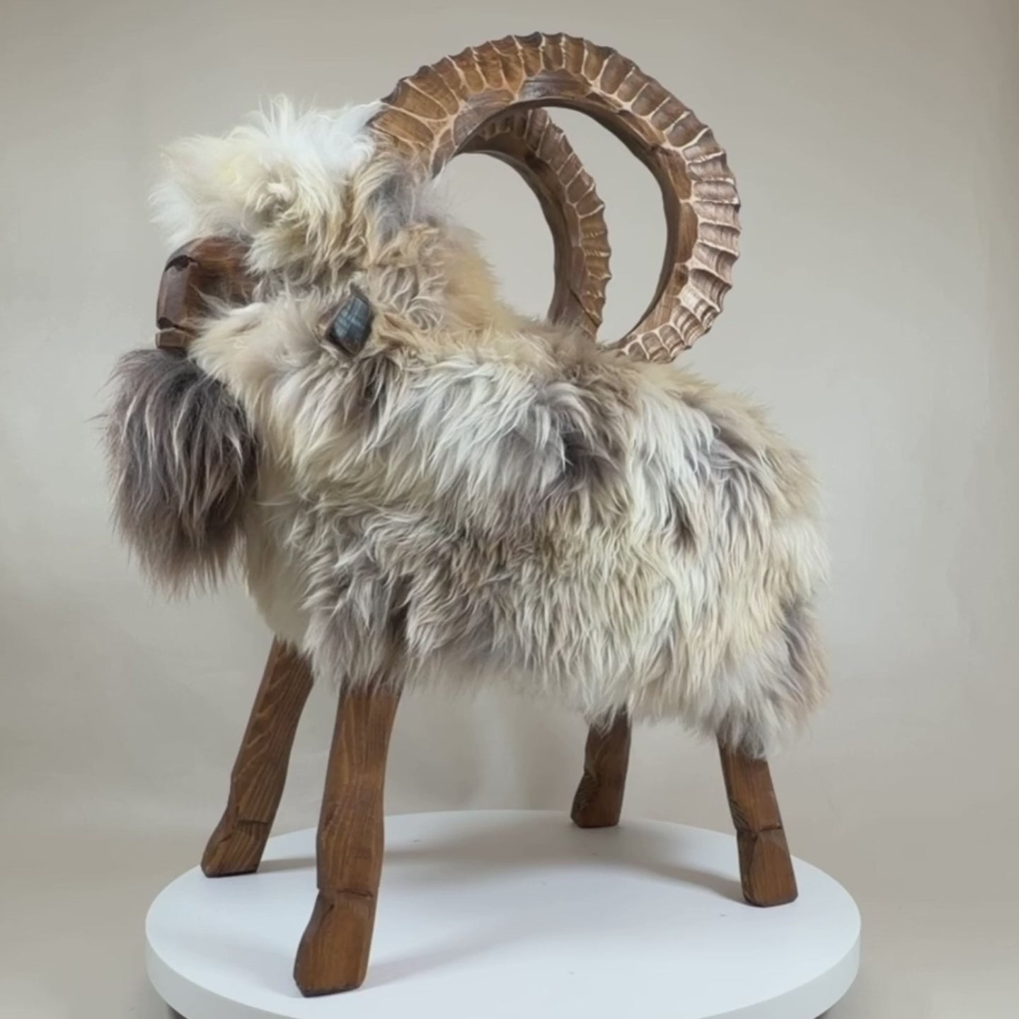 Video laden: Premium Design Tierhocker Schafhocker »Nelio« der Steinbock beige limited