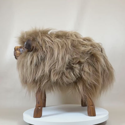 Handgefertigter Stierhocker Bully mit Island Fell in Fox-Farbe, Designer Tierhocker aus Edelholz mit echtem Schaffell, Premium Hochlandrind-Hocker mit charakteristischen Hörnern, Luxus Sitzmöbel mit 8cm Polsterung und flauschigem Langhaar-Fell, Österreichische Handwerkskunst Sheepskin Nature Kollektion, Rustikaler Designhocker mit traditionellem Glöckchen, Nachhaltiger Tierhocker aus europäischen Materialien, Unikat Stier-Sitzhocker für gemütliche Wohnräume, Belastbarer Designhocker bis 120kg, Sitzhöhe 49cm