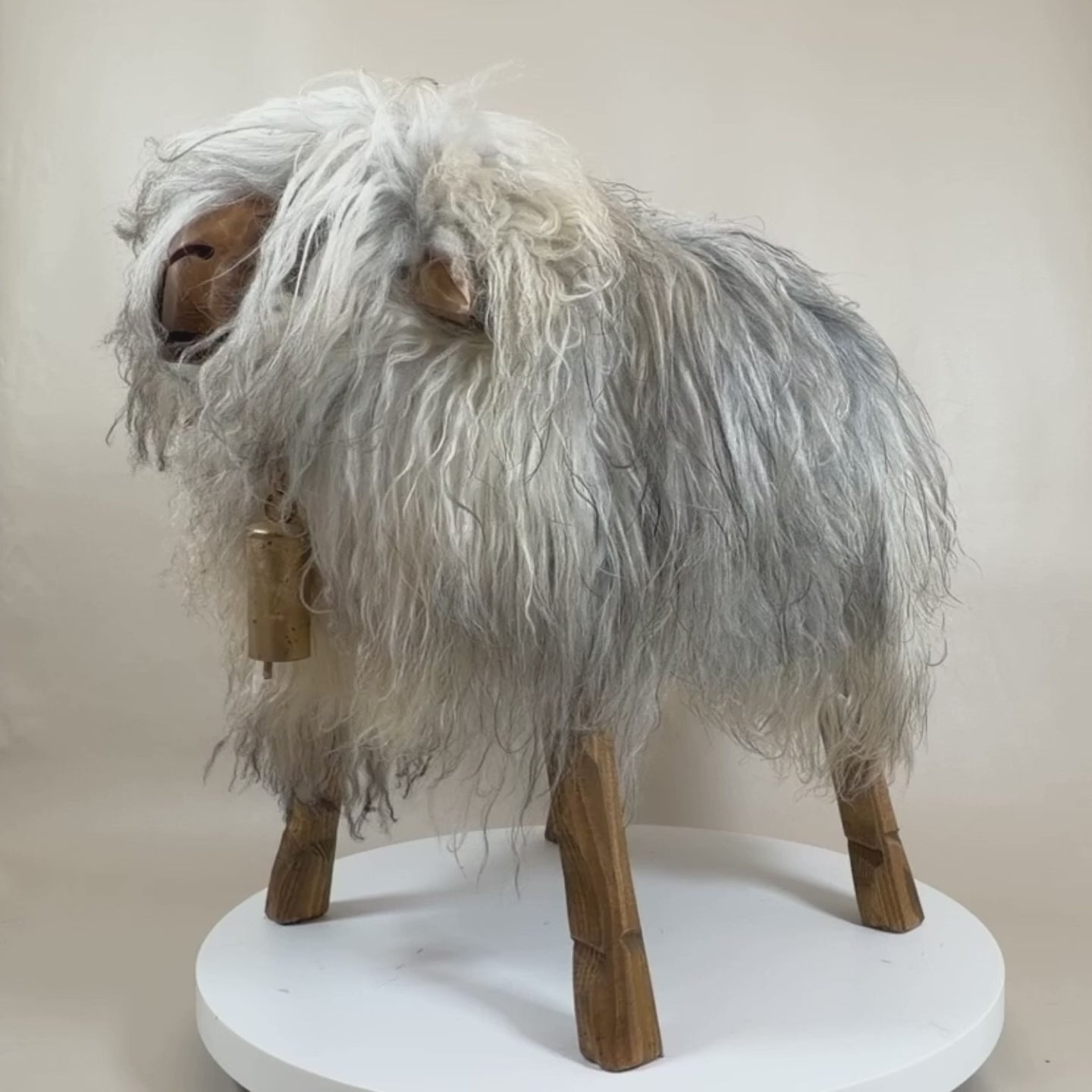 טעינת וידאו: Schafhocker absolutes Einzelstück »Hermine« das wilde Madl Locki limited