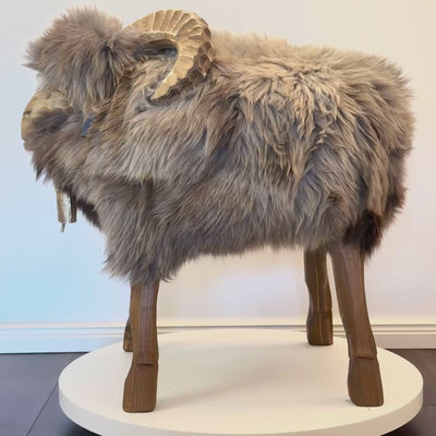 Sgabello per animali dal design premium Sgabello per pecore Mufflon »Manfred« limitato scuro