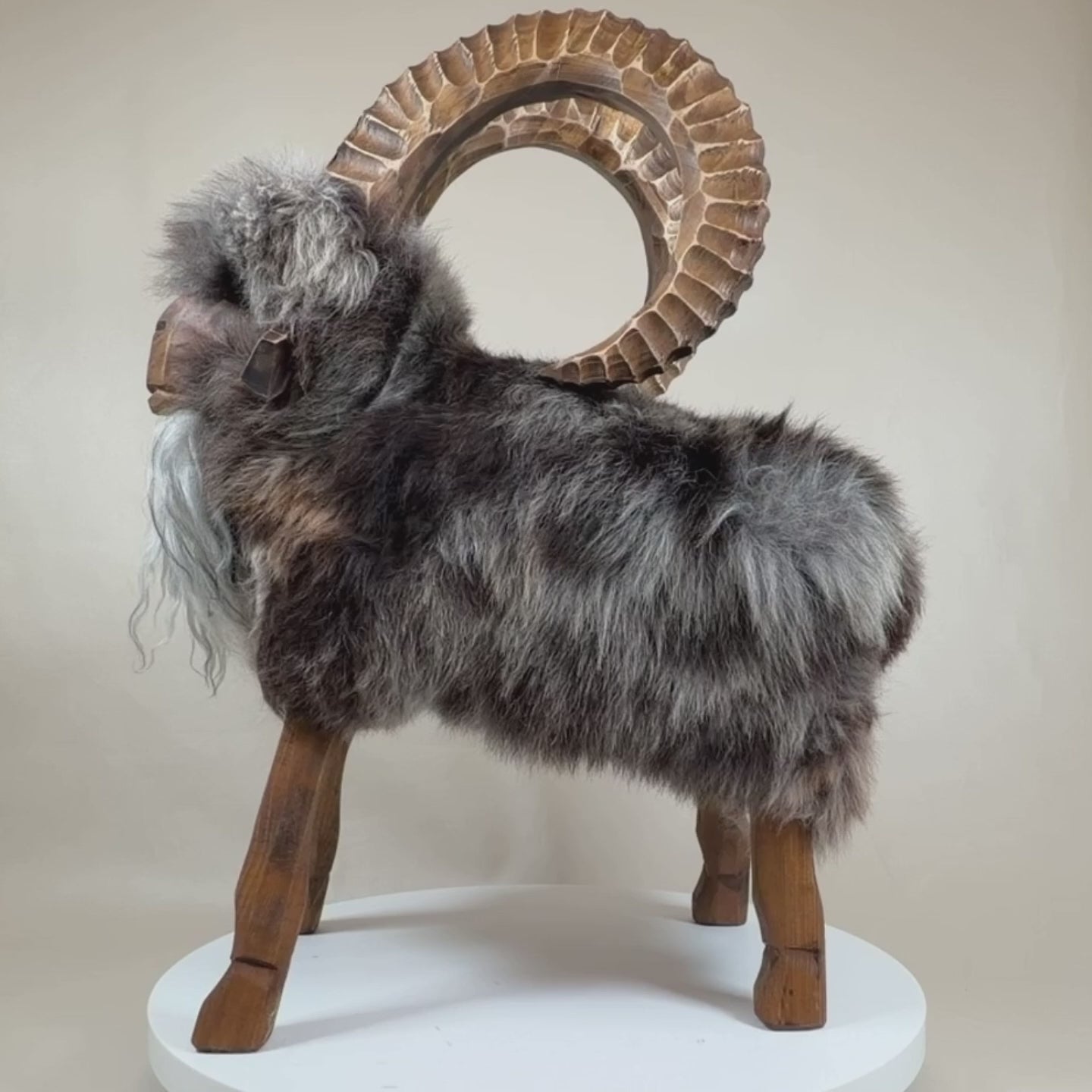 Video laden: Premium Design Tierhocker Schafhocker »Kian« der Steinbock grau limited