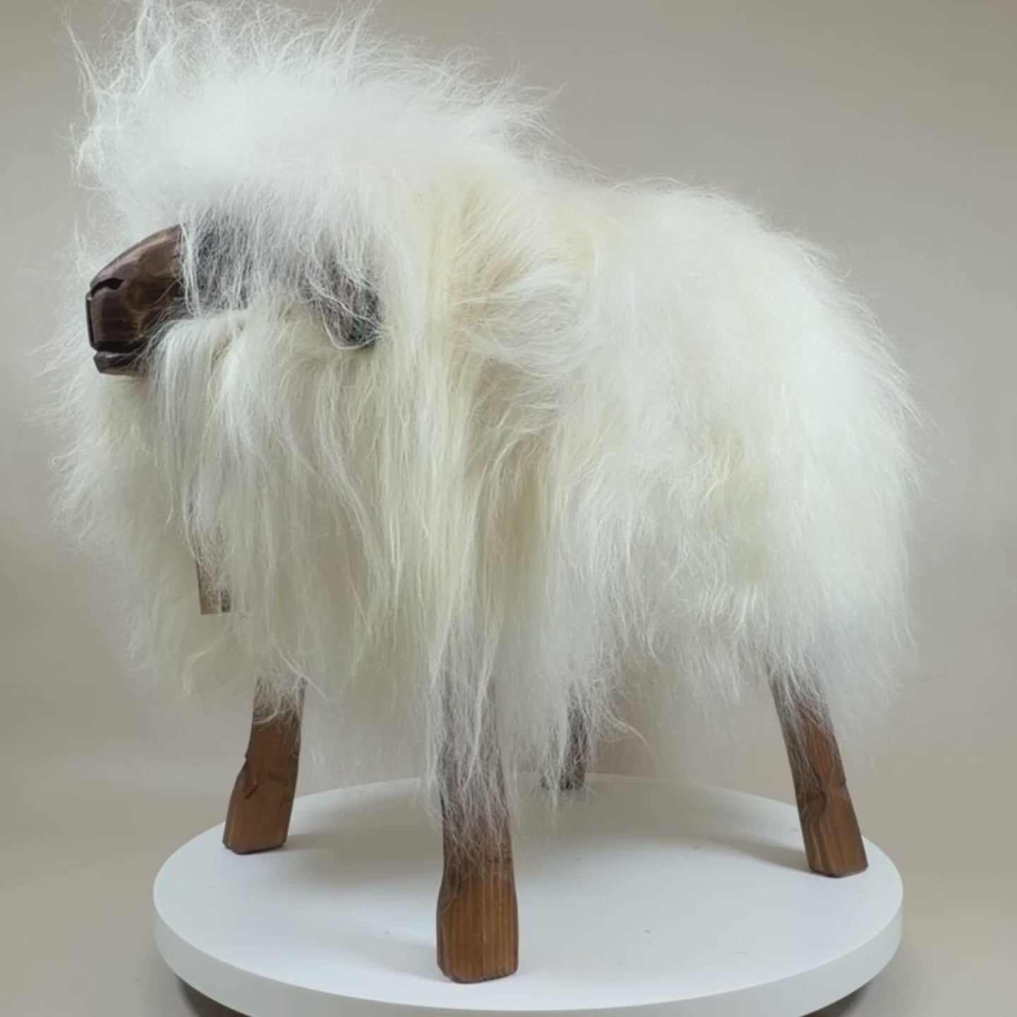 Video laden: Premium Tierhocker Schafhocker »Sandy« das wilde Madl eisbärweiß