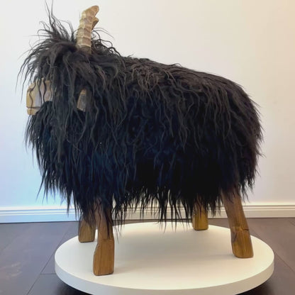 Sgabelli per animali di design premium ➤ SCHAF STOOLS 𓃶 "Zenzi the Cheeky Goat" Locki Schwarz