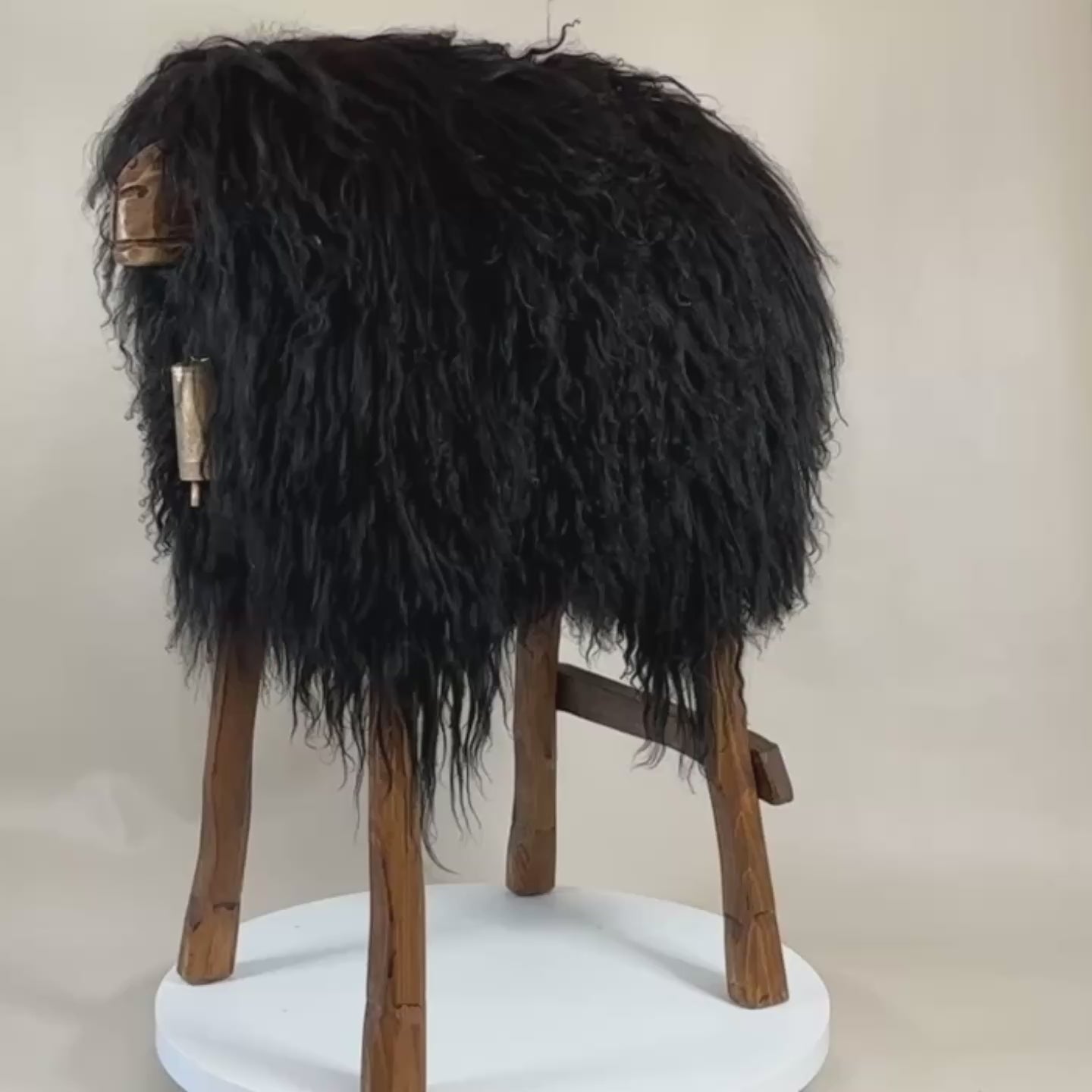 Video laden: Design Barhocker Tierhocker Schafhocker »Lotte« das wilde Madl&quot; Locki schwarz