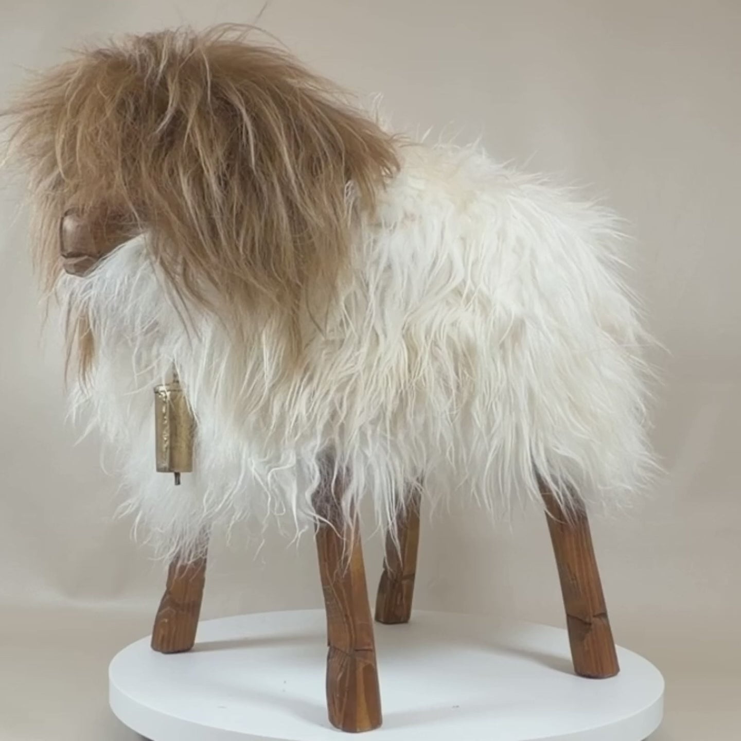 Video laden: Premium Schafhocker Lady »Elsa« Madl Designer Tierhocker